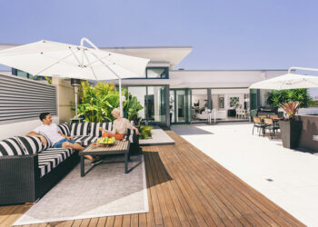 Comment faire tenir un parasol déporté ?