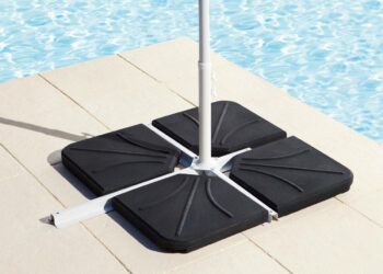 Comment faire tenir un parasol déporté sans dalle ?