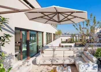 Comment faire tenir un parasol sur un balcon ?