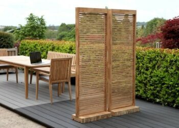 Comment faire tenir un paravent extérieur ?