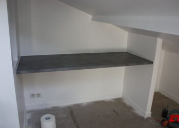 Comment faire tenir un plan de travail sans pied ?