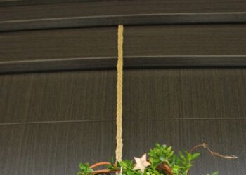 Comment faire tenir une couronne sur la porte ?