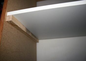 Comment faire tenir une étagère au mur ?