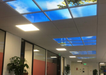 Comment faire tenir une guirlande LED au plafond ?