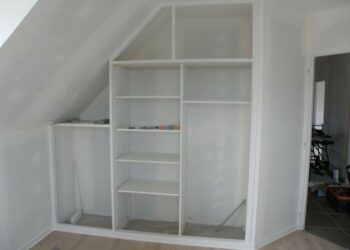 Comment faire un placard mural dans une chambre ?