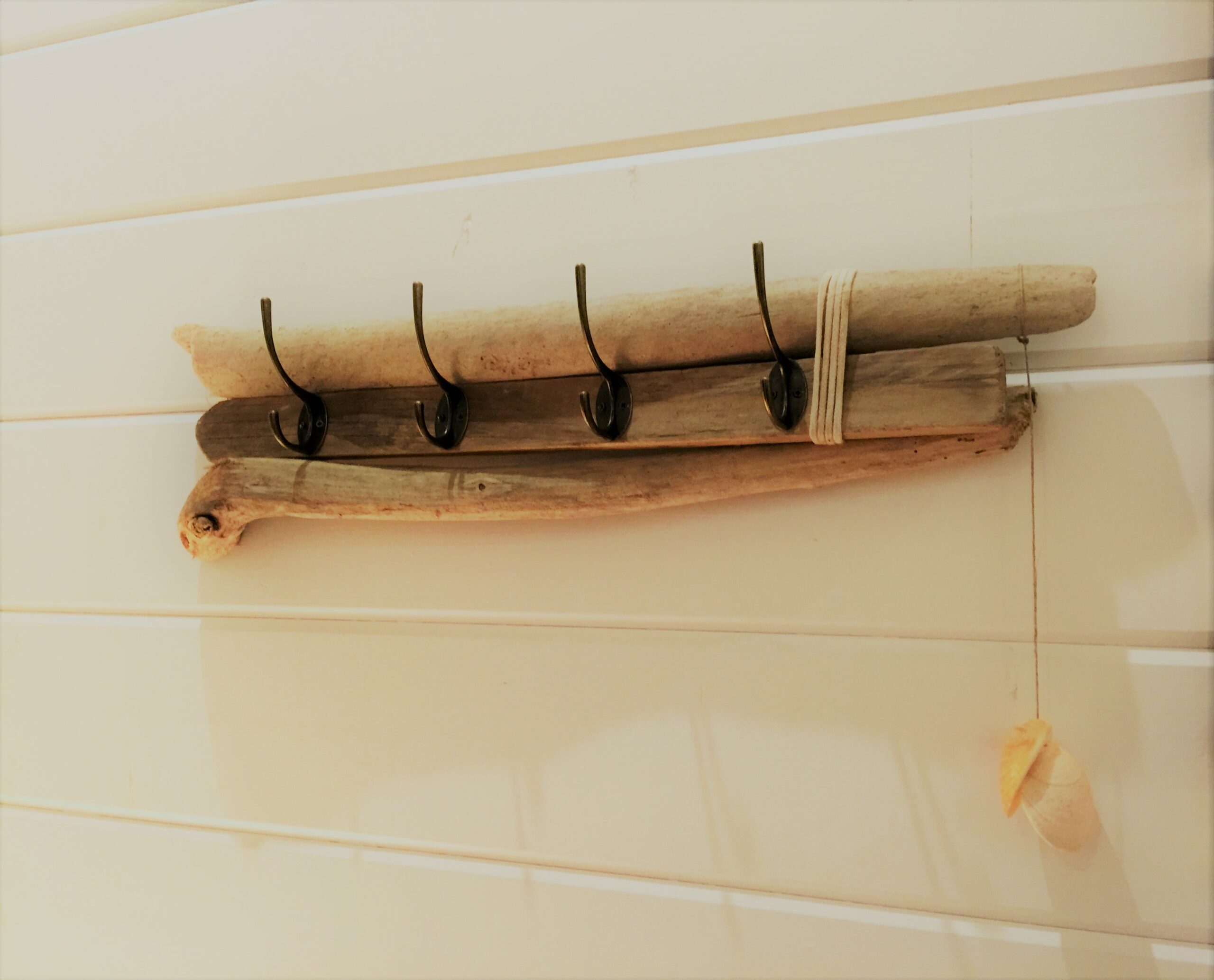 Comment faire un porte manteau en bois flotté