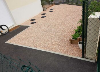 Comment faire une allée en gravier pour voiture ?