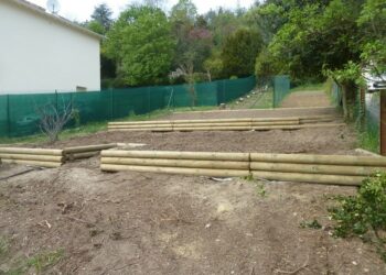 Comment faire une allée en rondin de bois ?