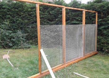 Comment faire une porte avec du grillage ?