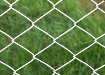 Comment faire une porte dans du grillage ?