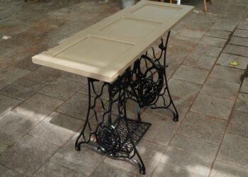 Comment faire une table avec un pied de machine à coudre ?