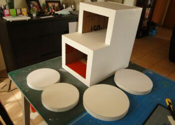 Comment faire une table de chevet en carton ?