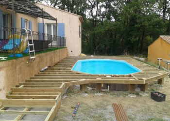 Comment faire une terrasse en bois autour de la piscine ?