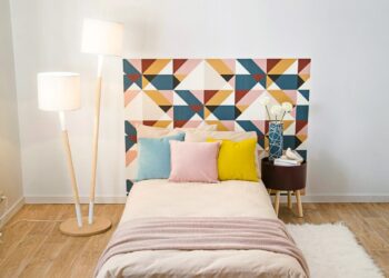 Comment faire une tête de lit avec du papier peint ?