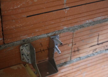 Comment fixer au mur une charge lourde ?