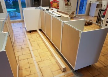 Comment fixer des meubles Ikea entre eux ?