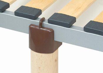 Comment fixer des pieds sur un sommier métallique ?