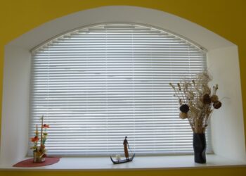 Comment fixer des stores vénitien sur des fenêtre en aluminium ?