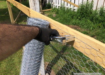 Comment fixer du grillage à poule sur du bois ?