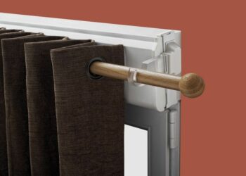 Comment fixer rideaux avec coffre volet roulant ?