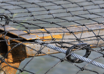 Comment fixer un filet de sécurité ?