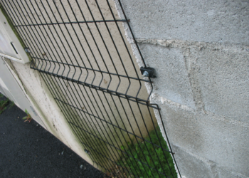 Comment fixer un grillage sur un cadre ?