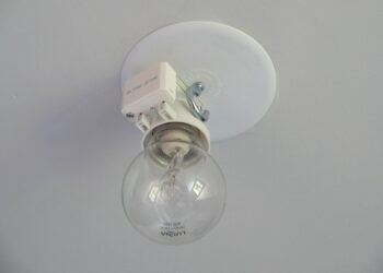 Comment fixer un lustre au plafond avec crochet ?