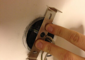 Comment fixer un lustre au plafond sans percer ?