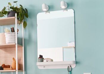 Comment fixer un miroir avec des pattes ?
