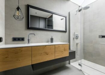 Comment fixer un miroir dans la salle de bain ?