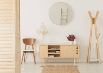 Comment fixer un miroir salle de bain sans percer ?