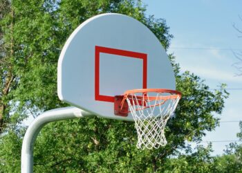 Comment fixer un panier de basket au sol ?