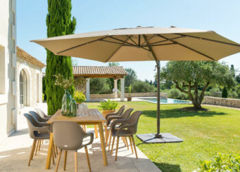 Comment fixer un parasol déporté au sol ?