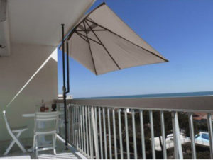 Comment fixer un parasol sur un balcon ?