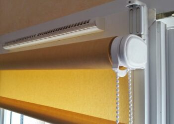 Comment fixer un store sur une fenêtre en PVC ?