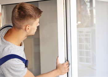 Comment fixer un store sur une fenêtre en alu ?