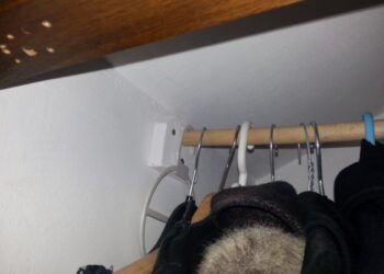 Comment fixer une barre de penderie dans du placo ?