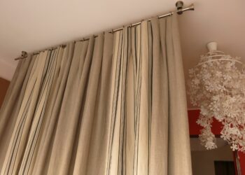 Comment fixer une barre de rideau au plafond ?