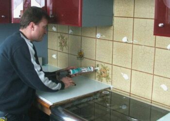 Comment fixer une crédence sur un mur ?