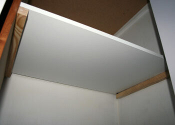 Comment fixer une étagère au mur sans percer ?