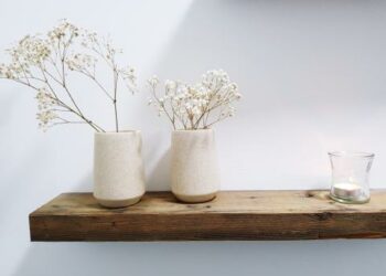 Comment fixer une étagère sans perceuse ?