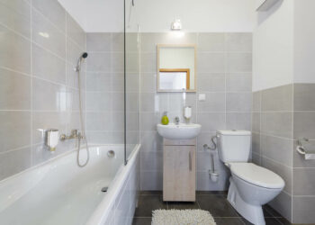 Comment fixer une paroi de douche sans percer ?