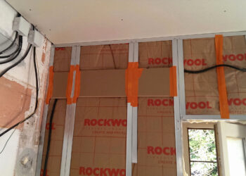 Comment fixer une penderie au mur ?