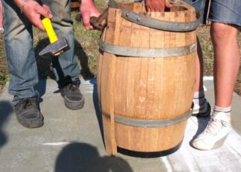 Comment fixer une planche sur un tonneau ?