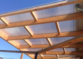 Comment fixer une plaque de polycarbonate sur du bois ?