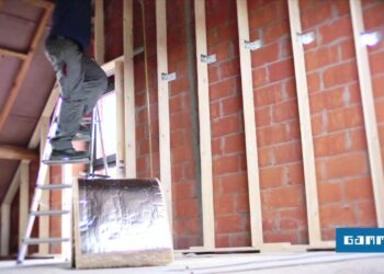 Comment fixer une plaque de verre sur du bois ?