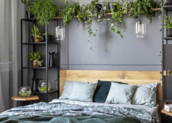 Comment fixer une tête de lit en palette au mur ?