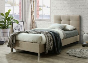 Comment fixer une tête de lit sur le mur ?