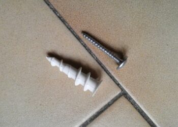 Comment fixer une tringle à rideau sur du placo ?