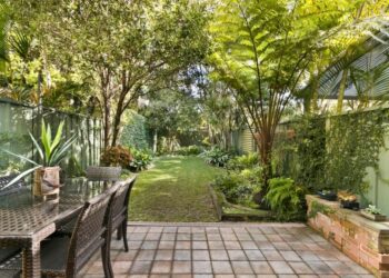 Comment fleurir une petite cour ?